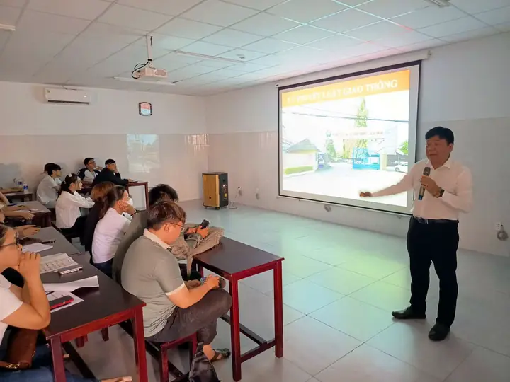 Thầy Thạch giảng bài lý thuyết cho học viên