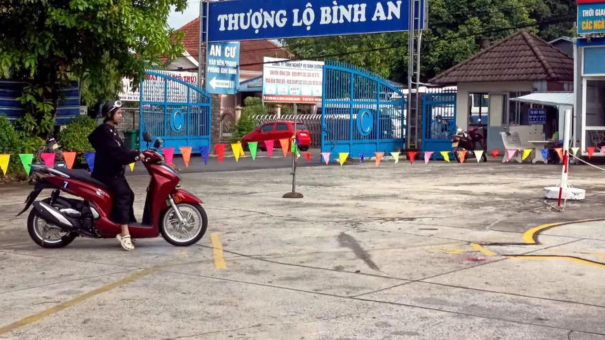 Học viên luyện thi sa hình xe máy hạng A1