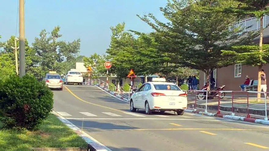 Học viên bổ túc tay lái ô tô trên đường